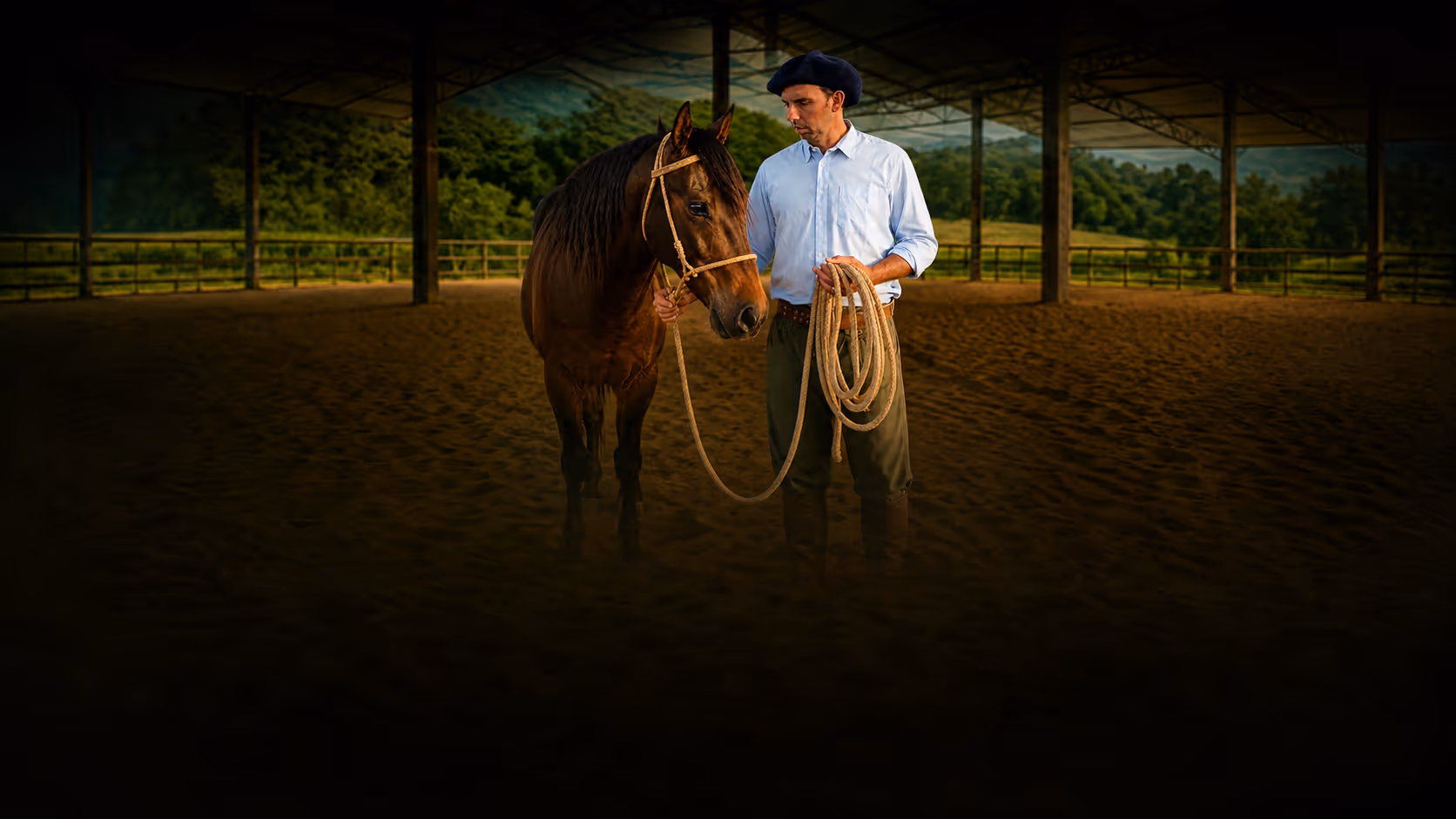 Marcos Silveira com cavalo e corda no campo, versão desktop