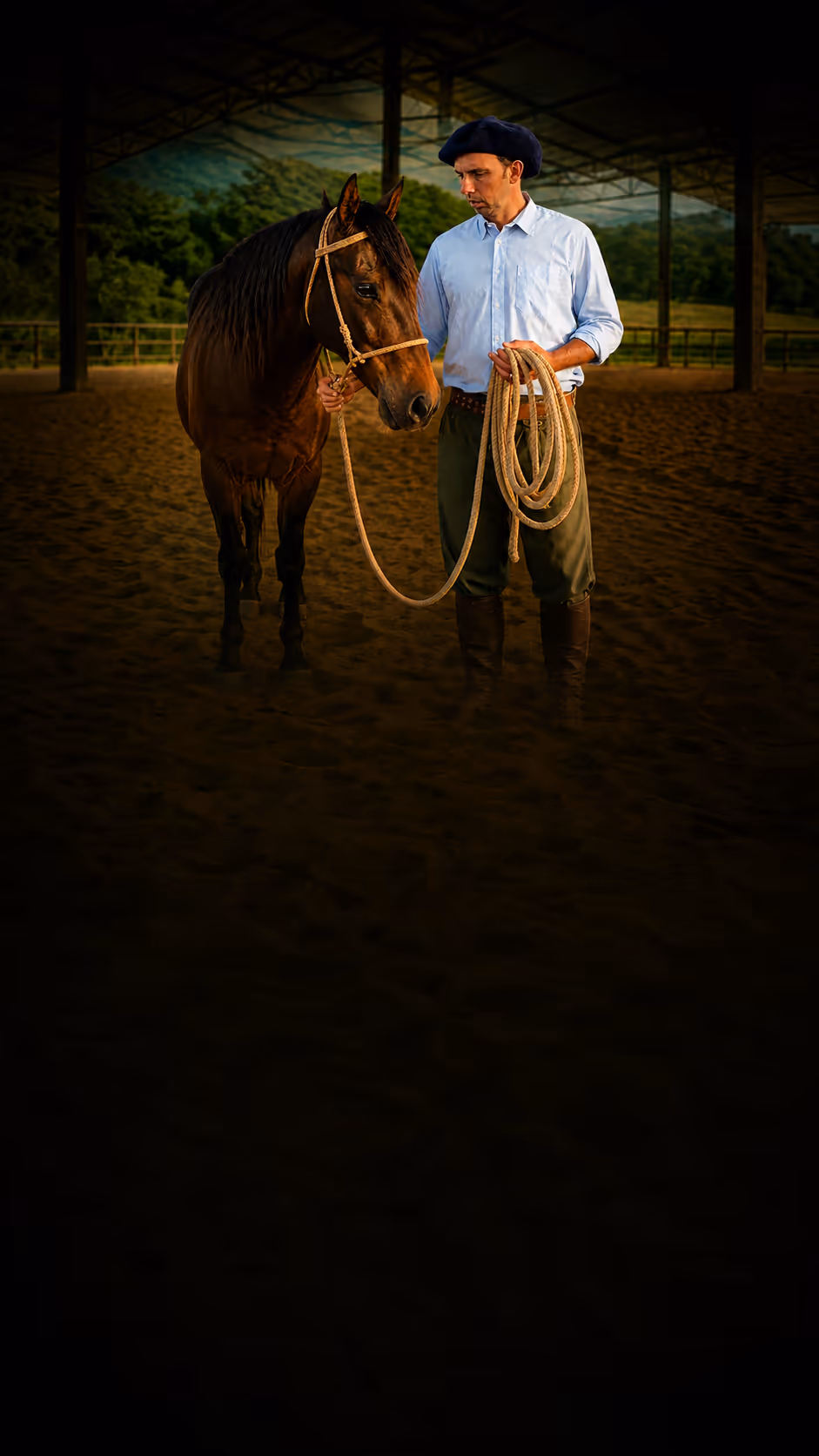 Marcos Silveira com cavalo e corda no campo, versão mobile